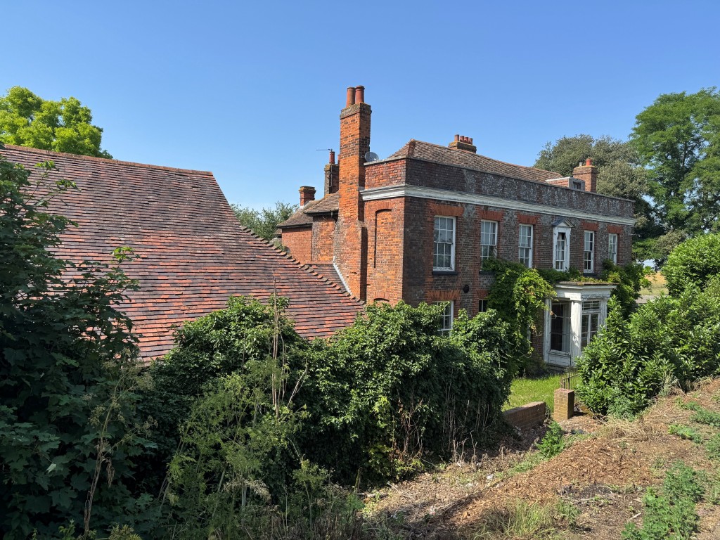 Lot: 144 - FREEHOLD DETACHED PERIOD FARMHOUSE, STUDIO APARTMENT OVER QUADRUPLE GARAGE - RESIDENTIAL INVESTMENT - The property